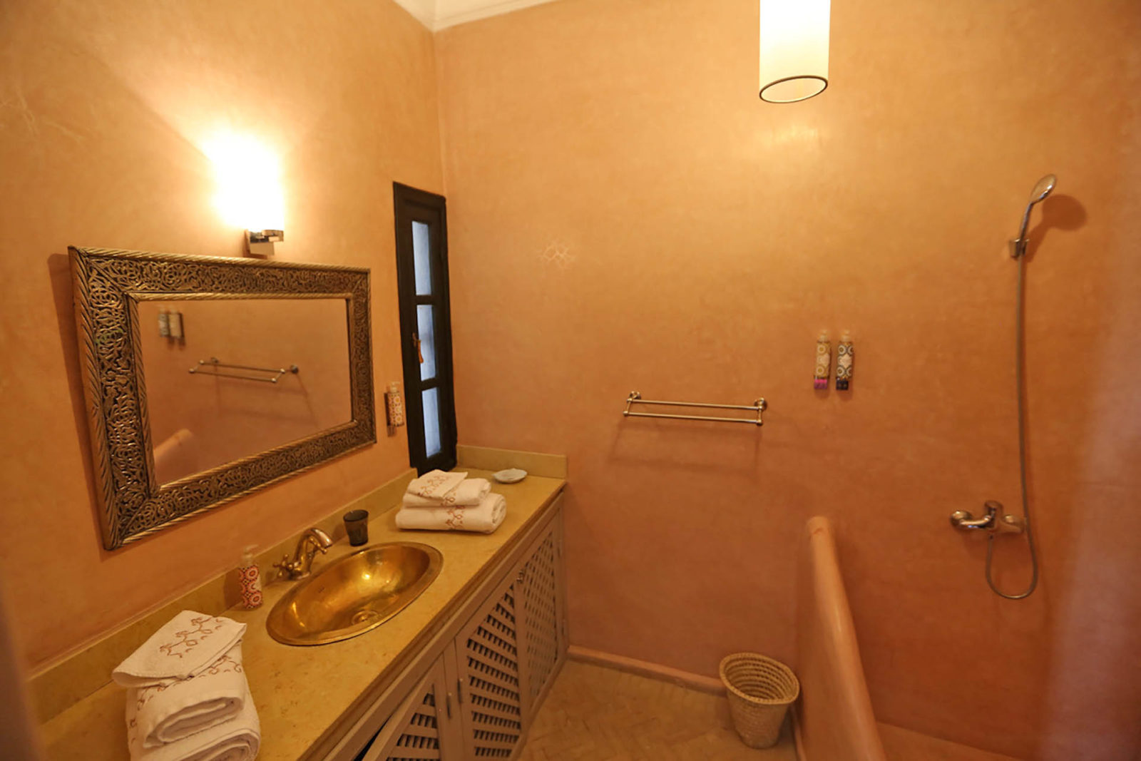 Riad Baya, Avocado room, bathroom