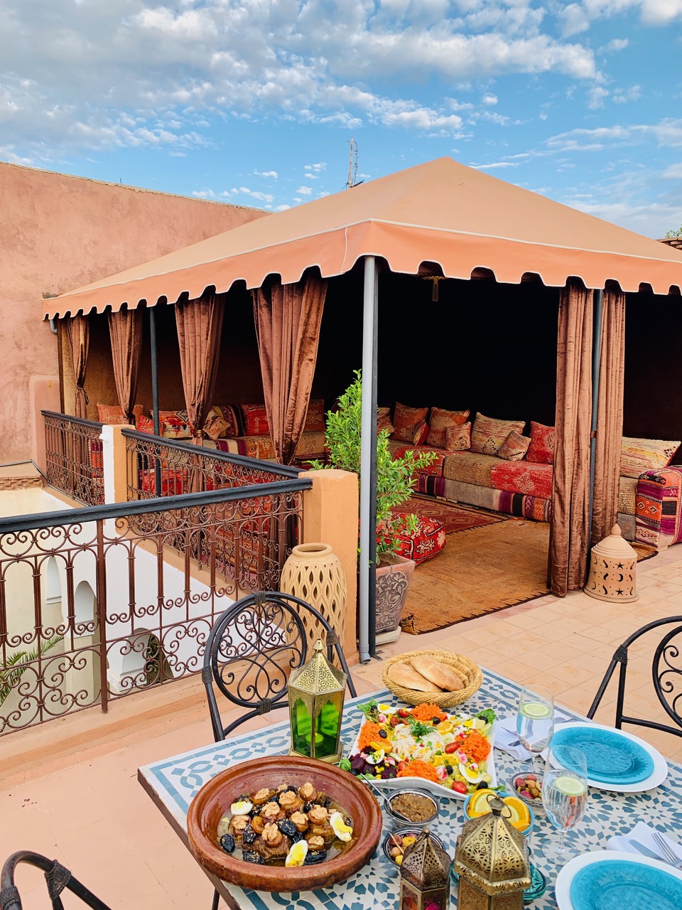 Riad Baya, Pergola terrace and dinner table